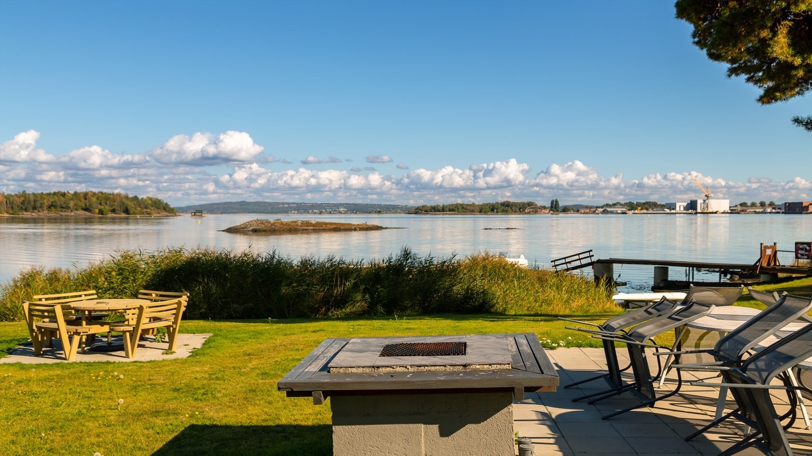 Flott utsikt fra pent opparbeidet areal nede ved vannet. Galleribilde