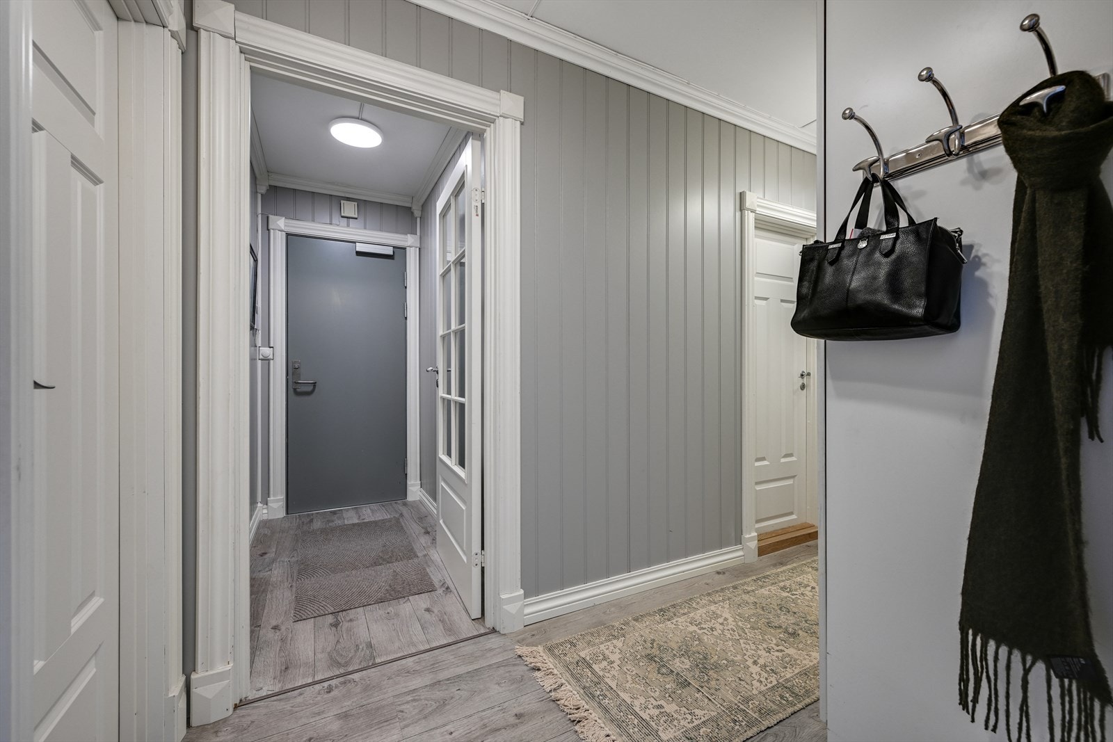 Videre adkomst fra gang og ut i vindfanget. Galleribilde