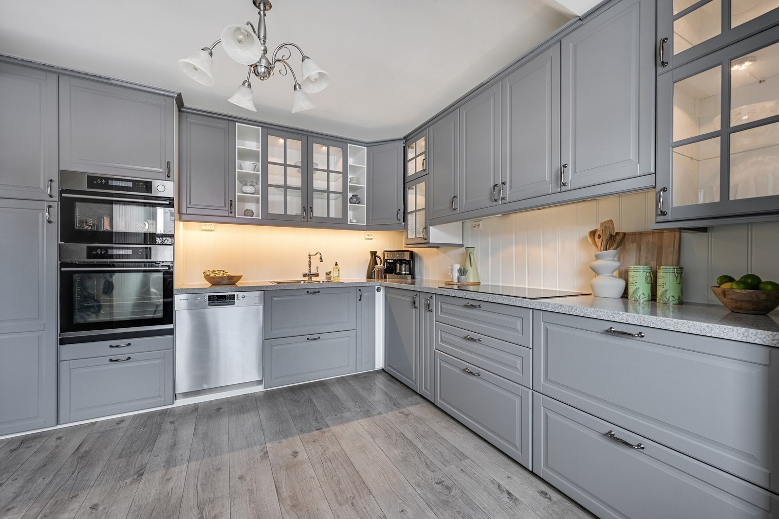 Innholdsrik kjøkkeninnredning med profilerte fronter. Galleribilde