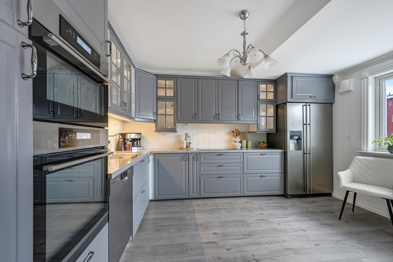 Pent kjøkken i delikate farger. Galleribilde