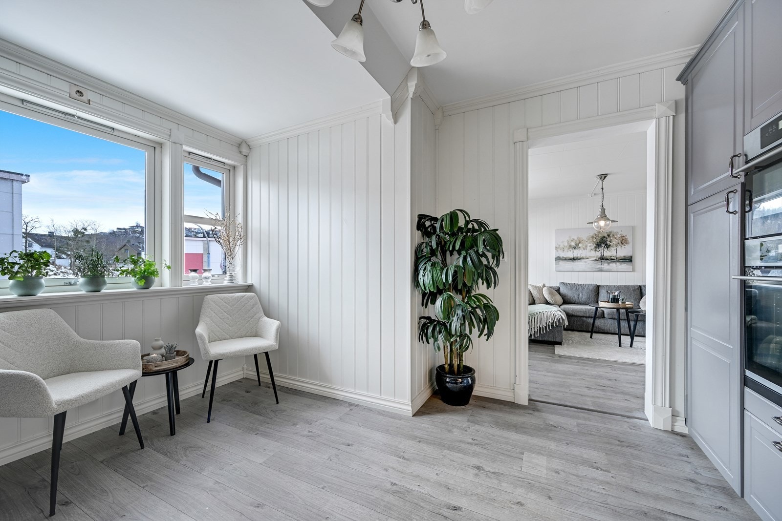 Lyst og pent kjøkken med plass til kjøkkenbord. Galleribilde