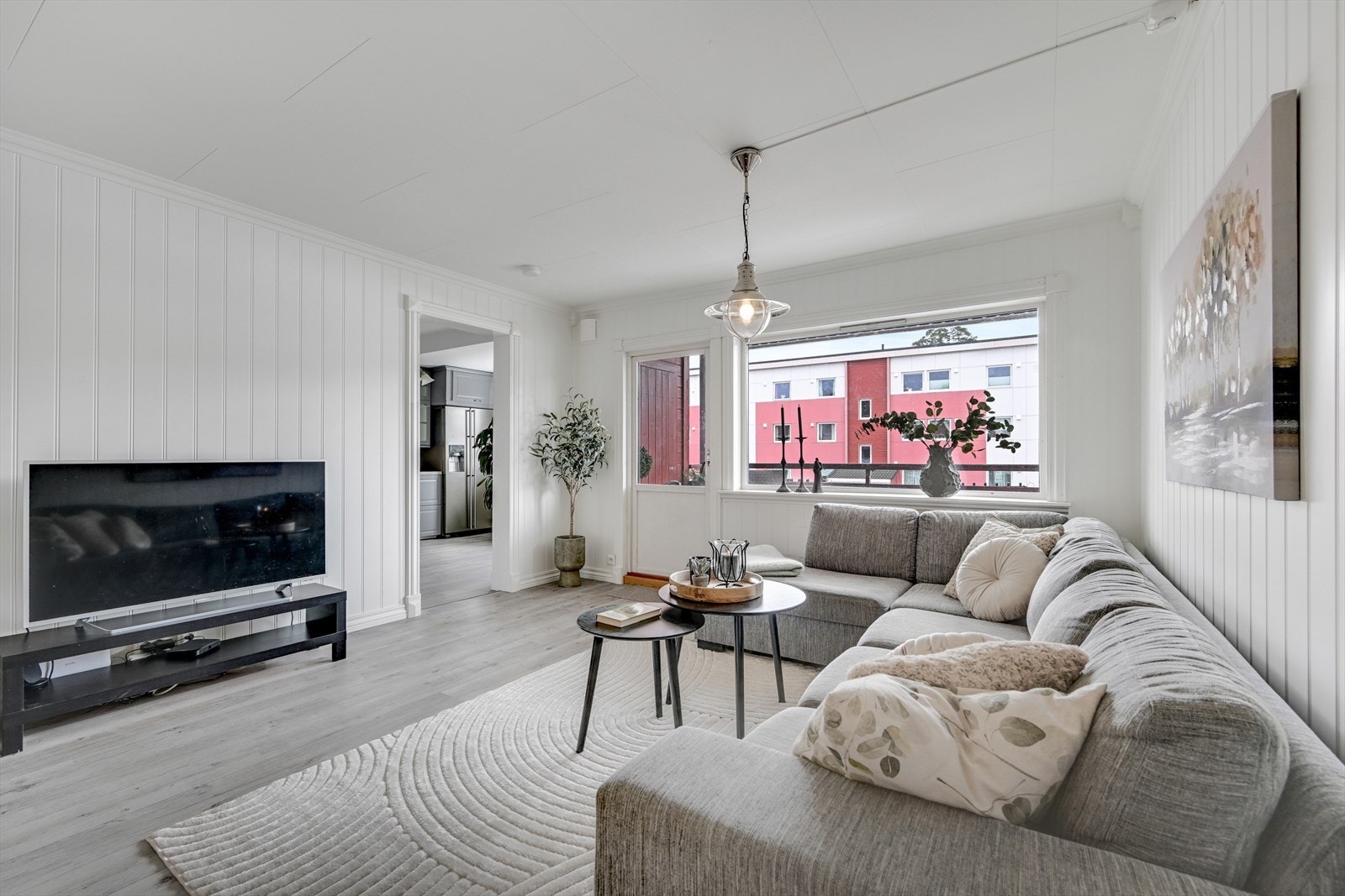 Utgang fra stuen ut på overbygget balkong med sjøgløtt Galleribilde