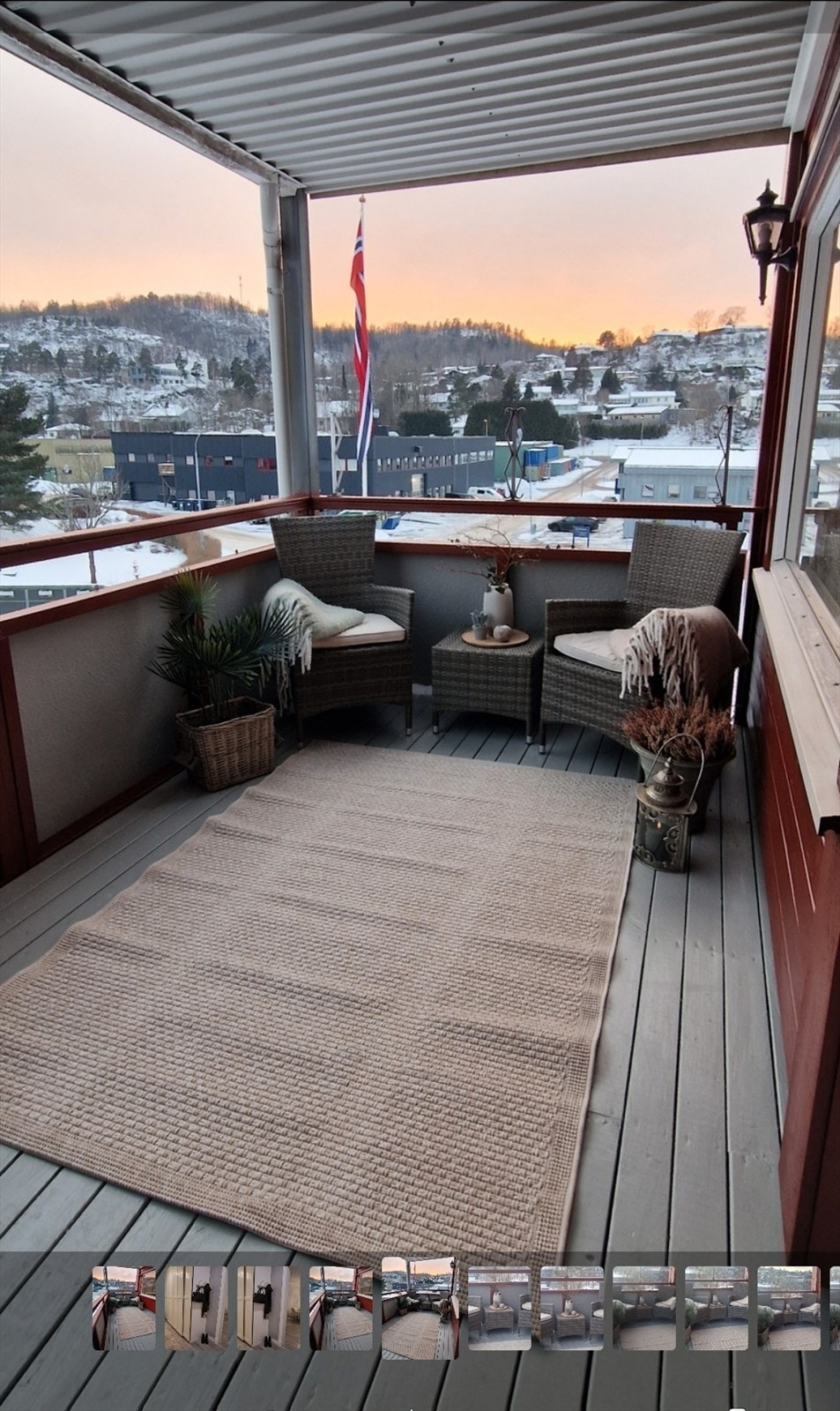 Utsyn fra balkongen til nærområdet, Evjeåsen og Laskenlia. Galleribilde