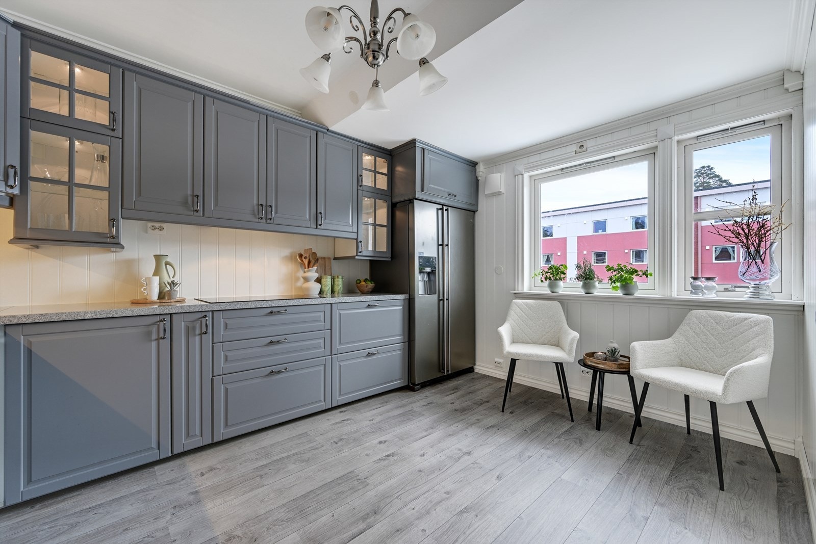 Pent kjøkken med integrerte hvitevarer, og godt med skap og benkeplass. Galleribilde