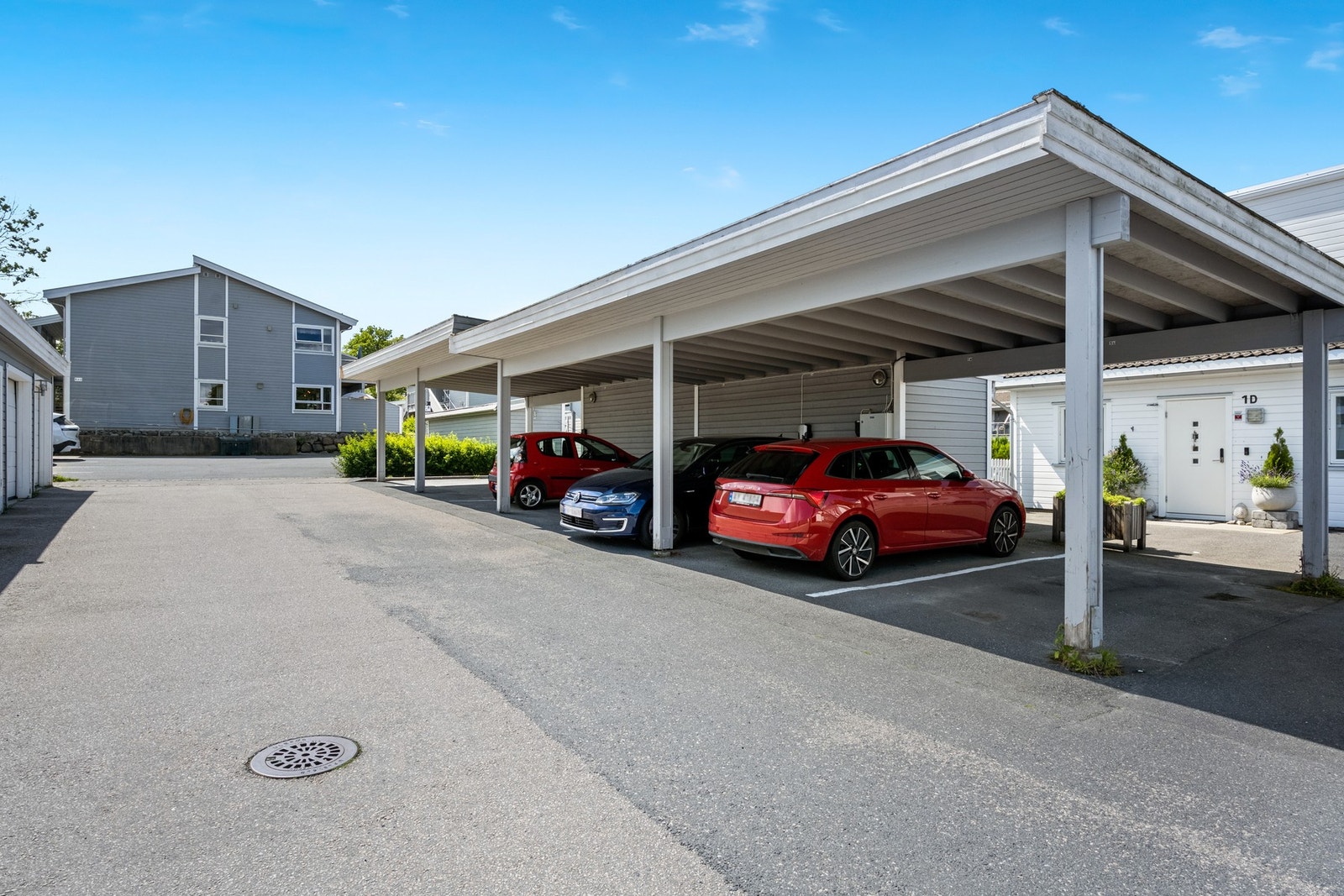 Det følger carport med leiligheten. I tillegg er det gjesteparkering på asfaltert gårdsplass. Galleribilde