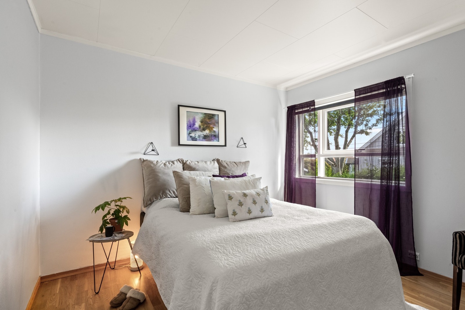 Leiligheten har to soverom - begge med eikeparkett og vinduer som gir godt med dagslys. Galleribilde