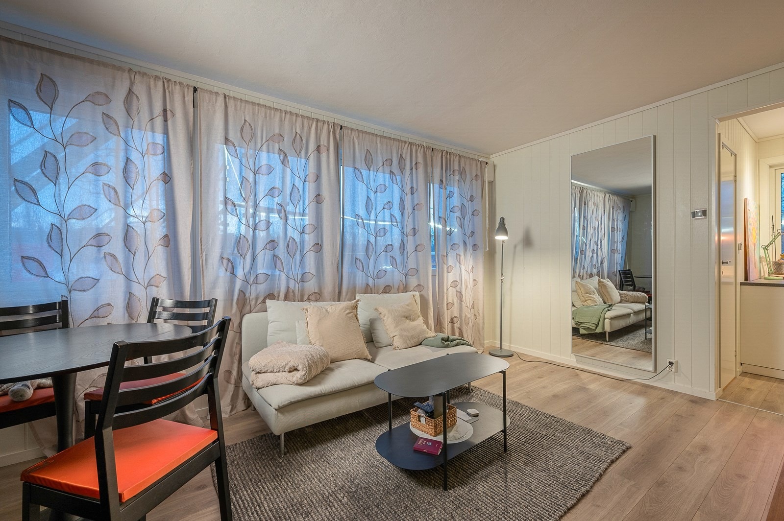 Stuen har gode møbleringsmuligheter uten at det oppleves som rotete. Galleribilde