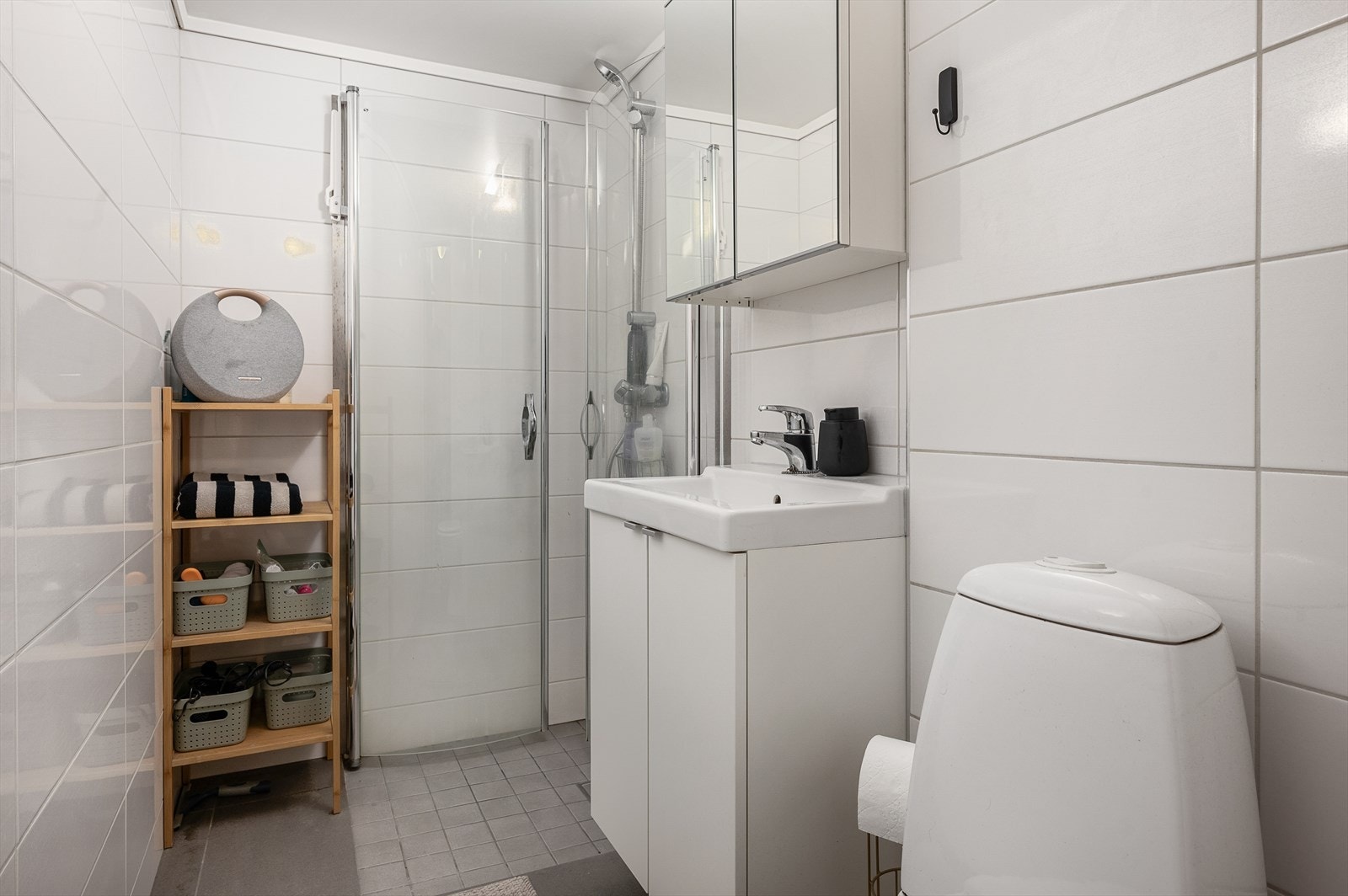 Lyst og pent flislagt bad med dusjhjørne på ca 3 kvm. Galleribilde