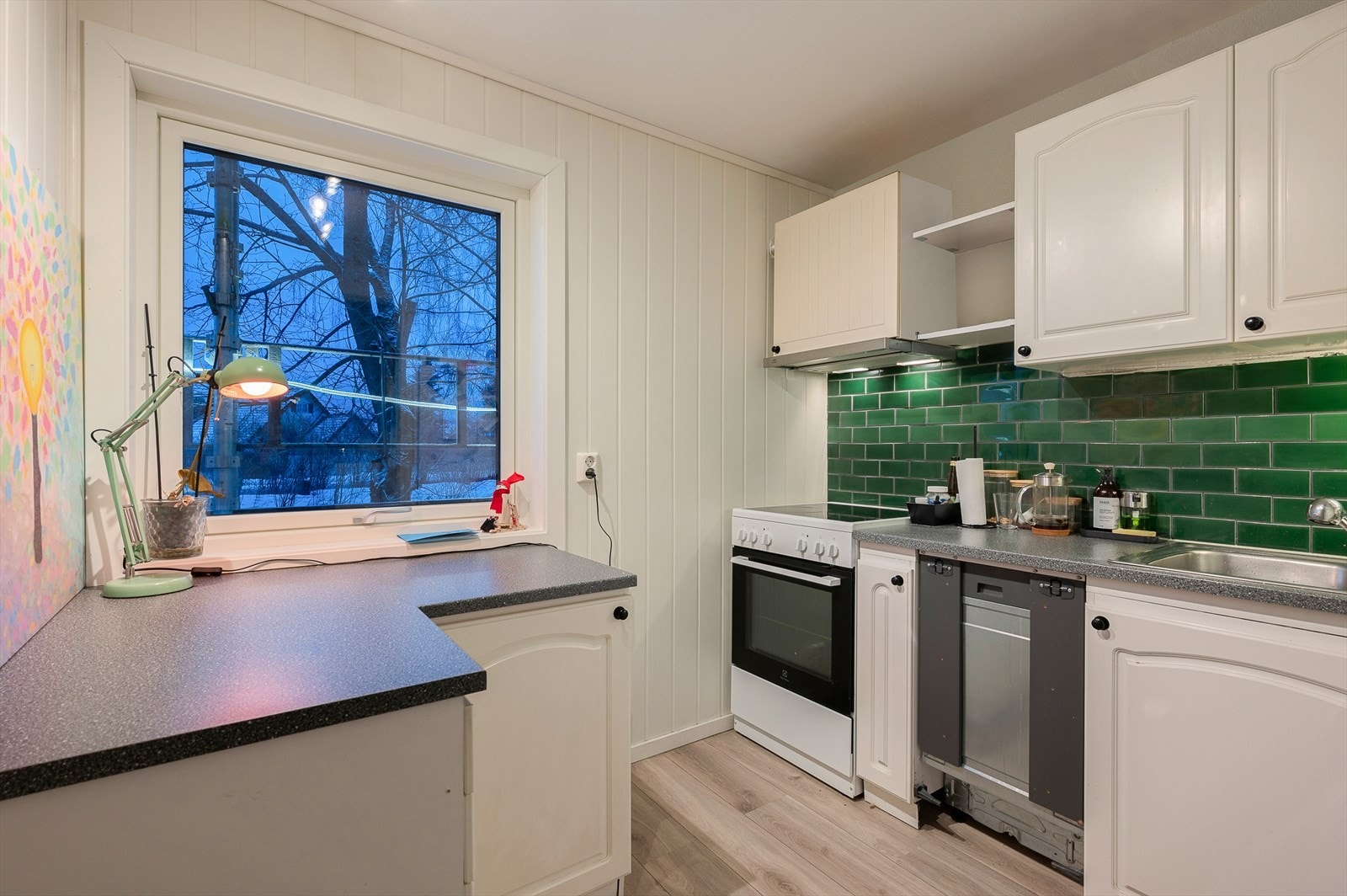 Kjøkkenet er arealeffektivt og rommer 5,5 kvm Galleribilde