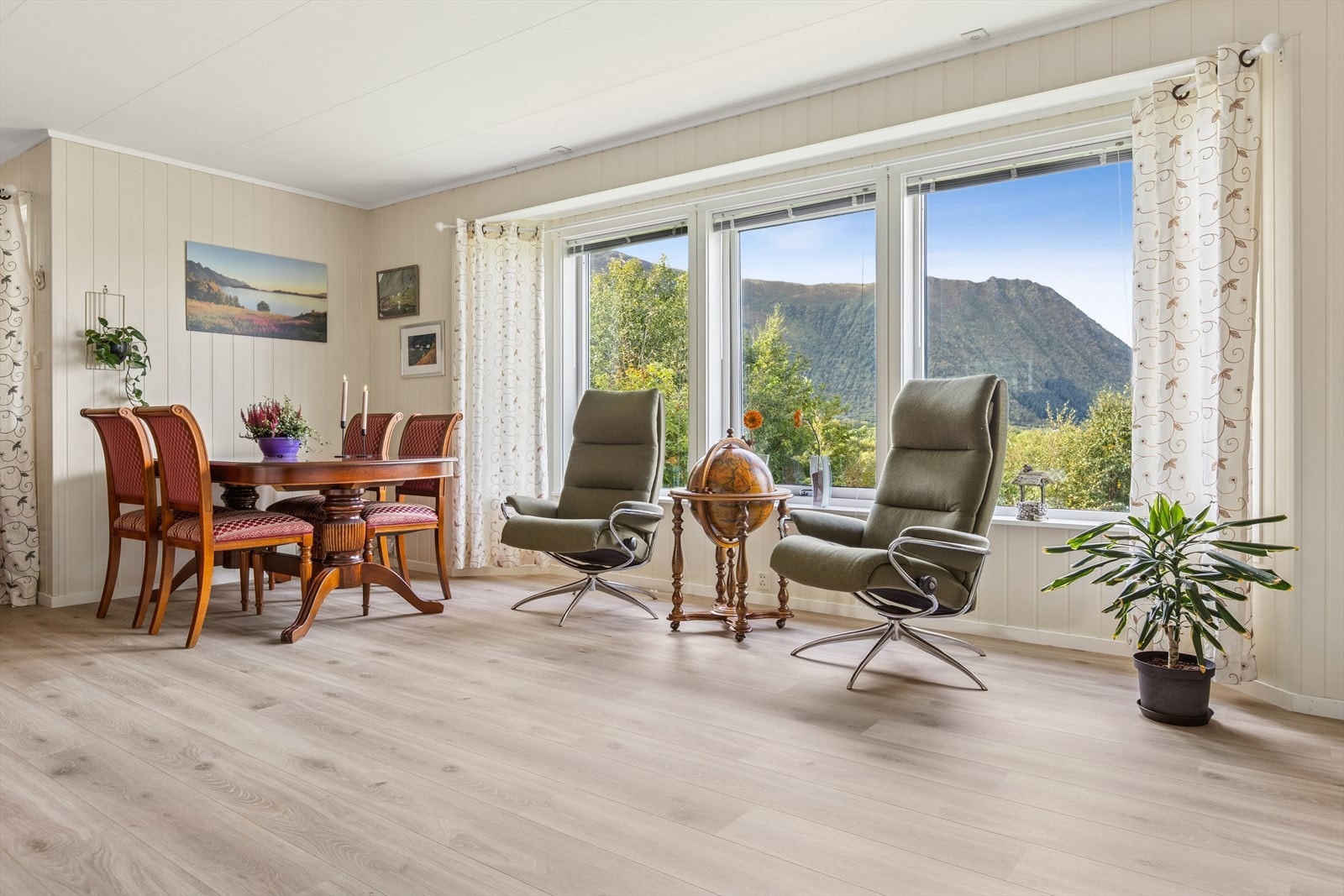 Stuen har fin utsikt mot Bergvika fra de store vinduene som også gir godt med lysinnslipp. Galleribilde