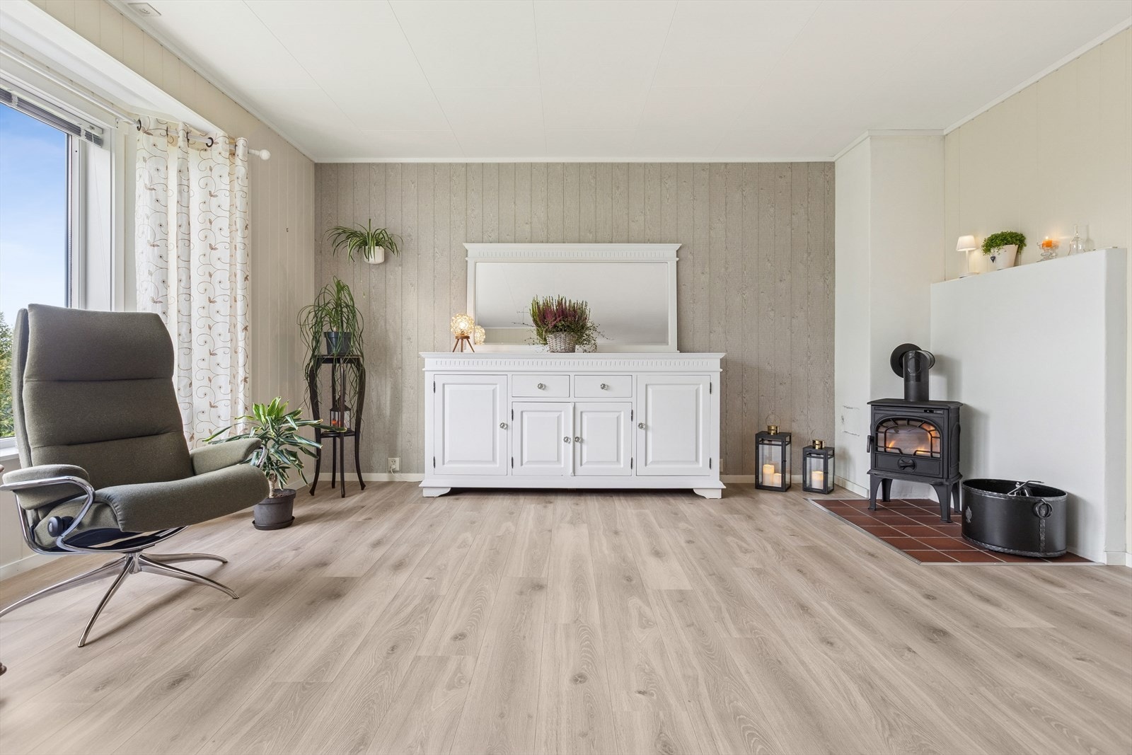 Stuen er også modernisert de senere år med nye flater på gulv og vegg. Galleribilde