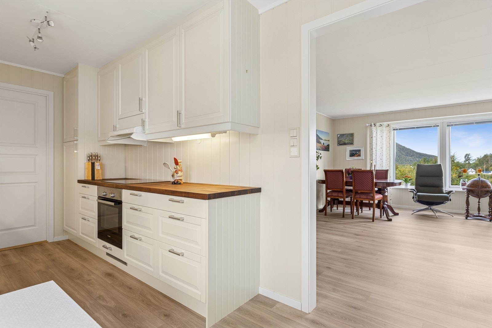 Kjøkkeninnredning av god kvalitet og godt med skapplass. Galleribilde