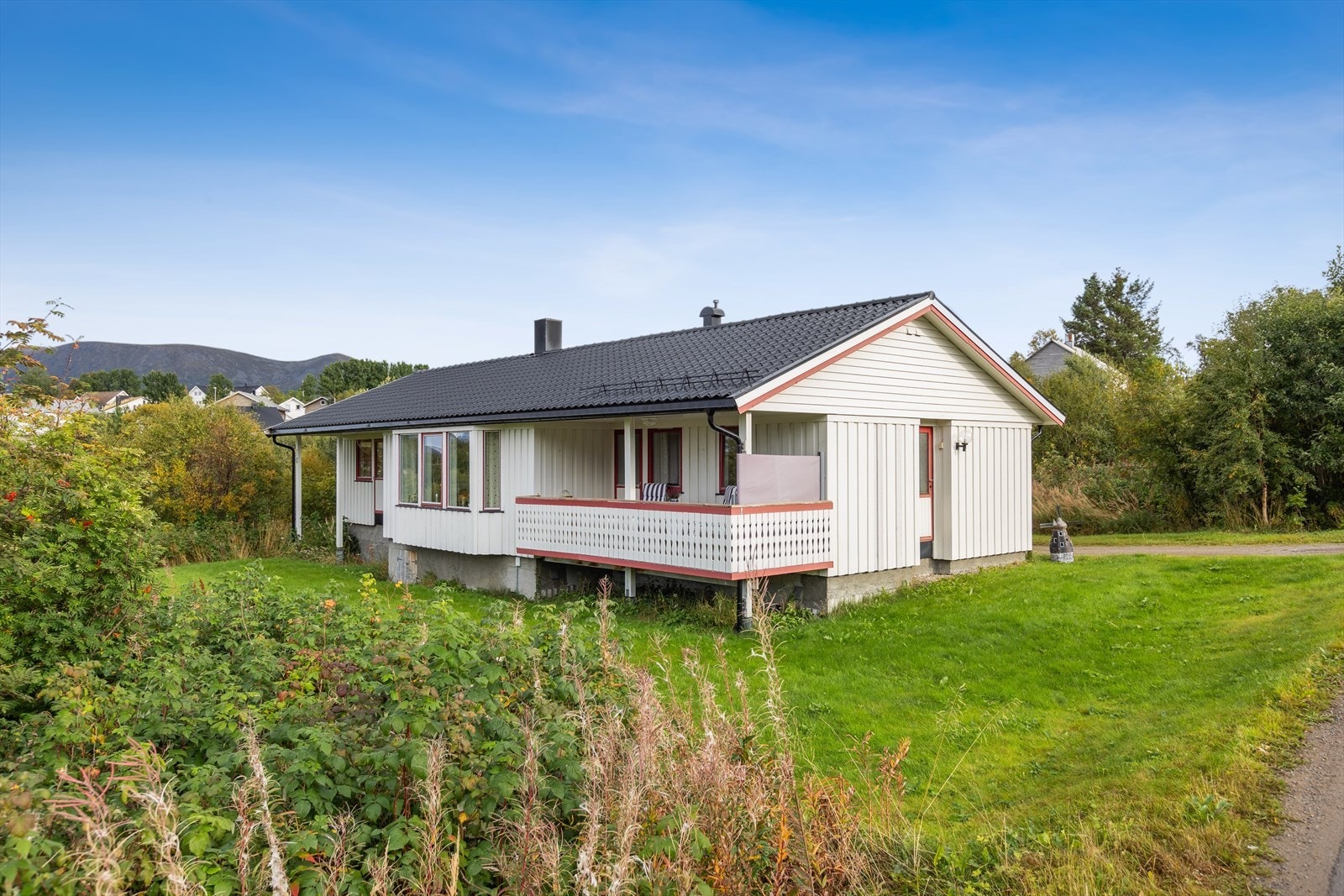 Vierveien 48 er en velholdt og meget innholdsrik enebolig med alt på en flate. Galleribilde