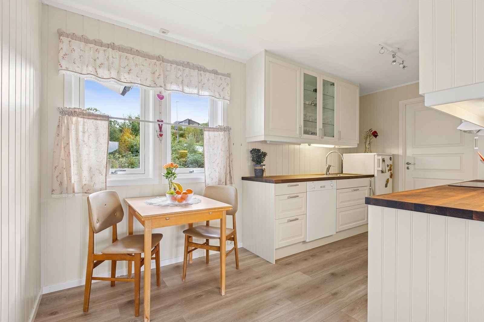 Kjøkken er pusset opp de senere år. Fin utsikt fra kjøkkenbordet. Galleribilde