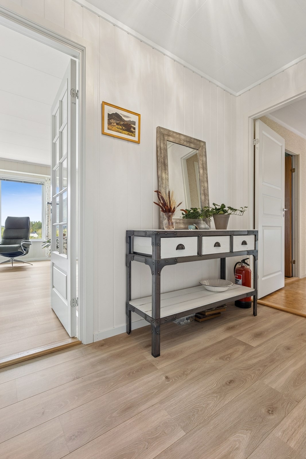 Velkommen inn i en romslig gang som er lys og trivelig. Galleribilde