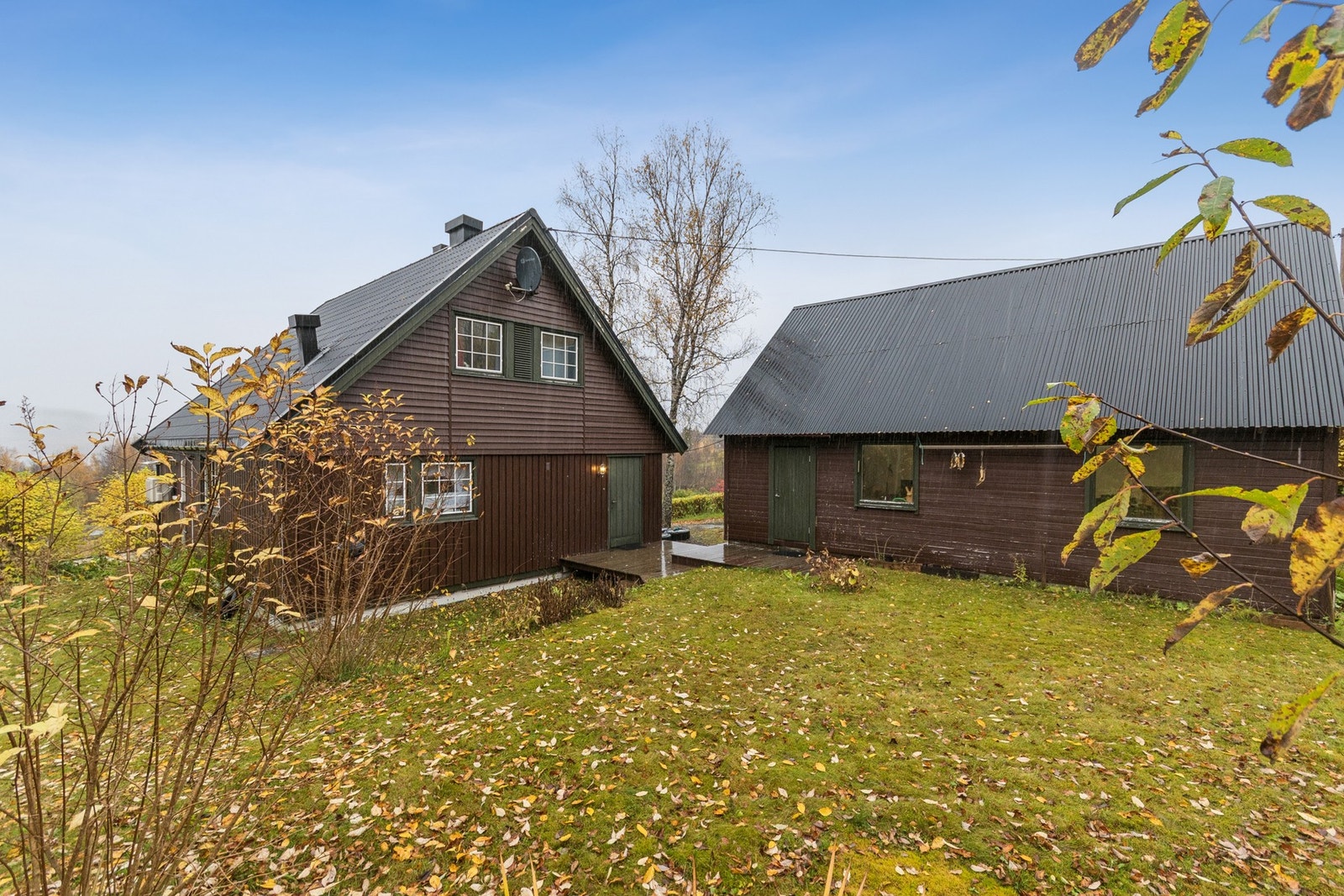 Det er en romslig garasje på to etasjer på ca. 87 m², samt en utebod på ca. 11 m². Galleribilde