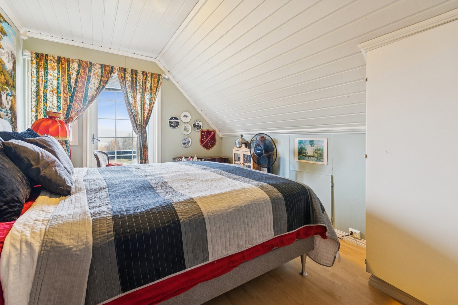 Hovedsoverom med utgang til en praktisk balkong. Galleribilde