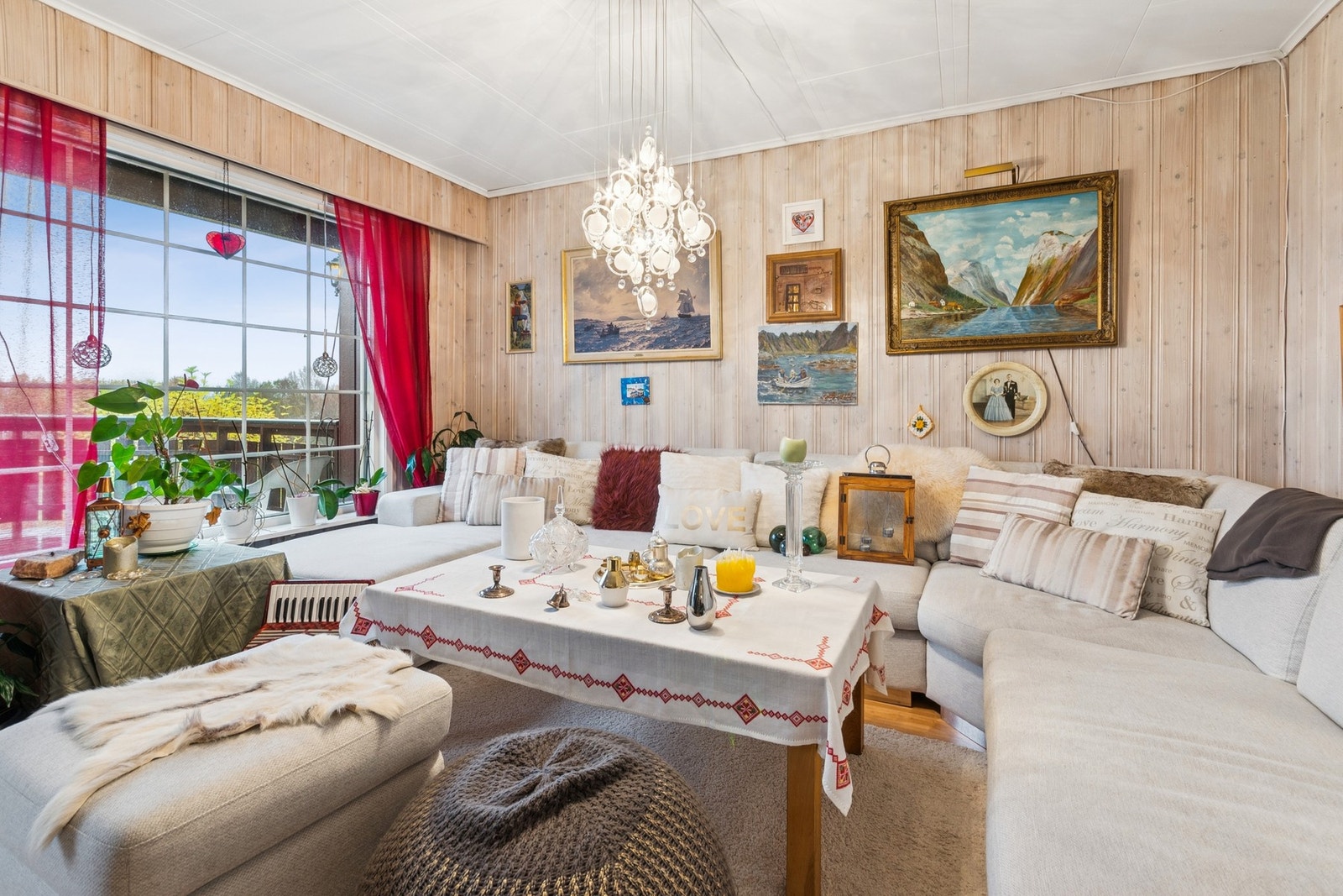 Stua er lys og romslig, og det er god plass il både sitte- og spisegruppe. Galleribilde