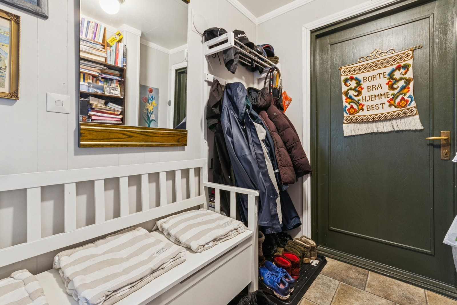 Romslig entré med plass til kommode, jakkeoppheng og skohylle. Galleribilde