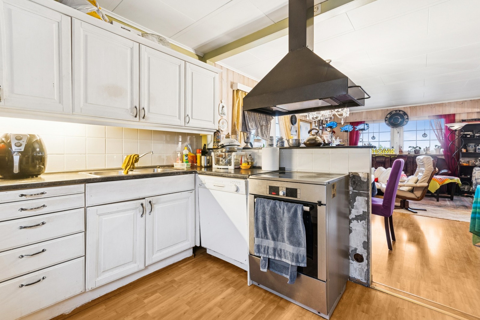 Kjøkkenet har innredning med profilerte fronter, og er utbygget med god skap -og benkeplass. Galleribilde