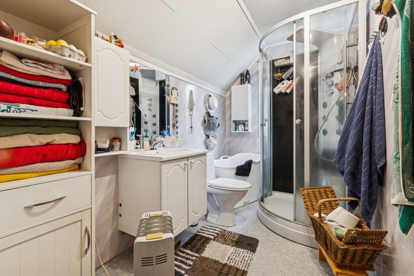 Badet er innredet med nedfelt servant, toalett og dusjkabinett. Galleribilde