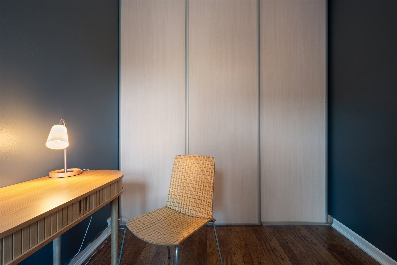 Praktisk skyvedørsgarderobe med god plass til klær! Galleribilde