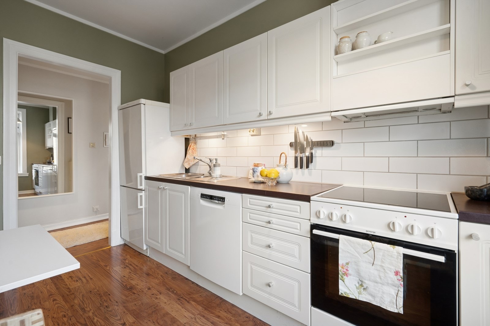 Flisfelt over benkeplate og lys under overskap Galleribilde