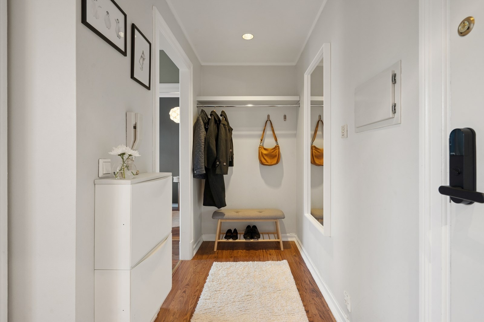 God plass i entreen til å henge fra seg yttertøy Galleribilde