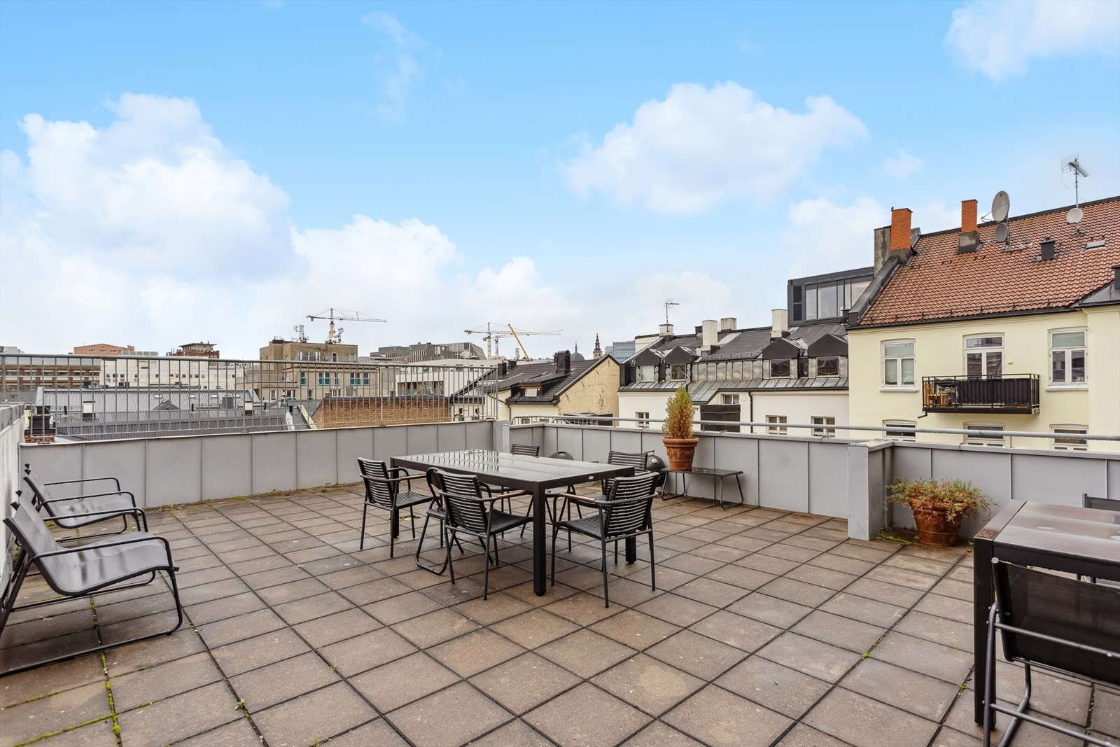 Borettslaget disponerer også en nydelig takterrasse som kan brukes til å nyte varme vår og sommerdager! Galleribilde