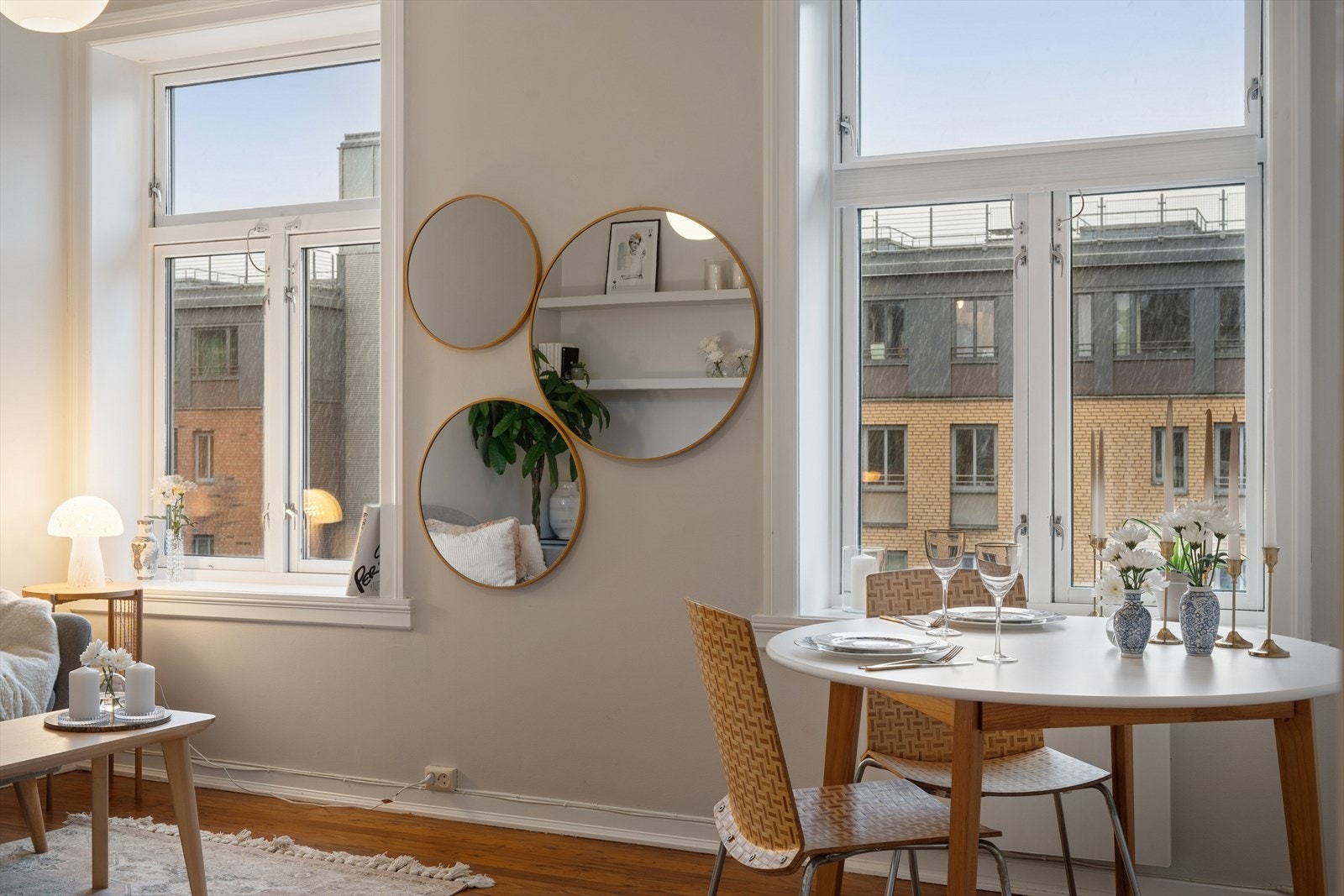 Store vindusflater som slipper inn rikelig med naturlig lys Galleribilde