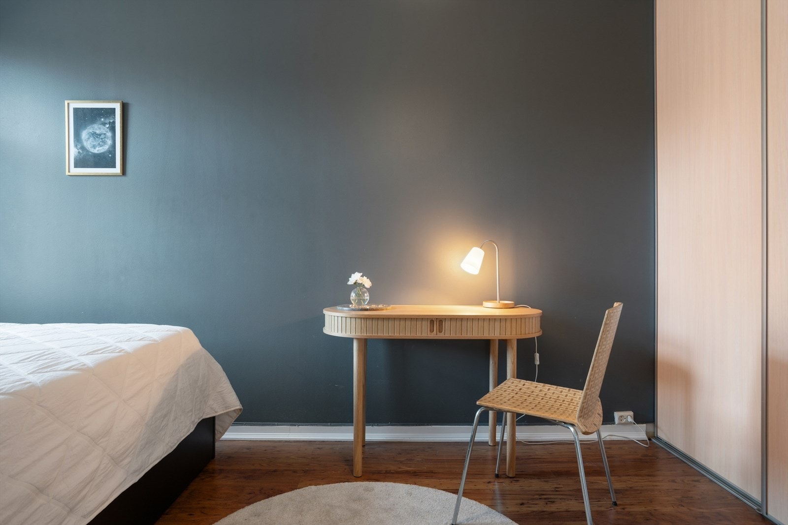 På soverommet er det plass til hjemmekontor! Galleribilde