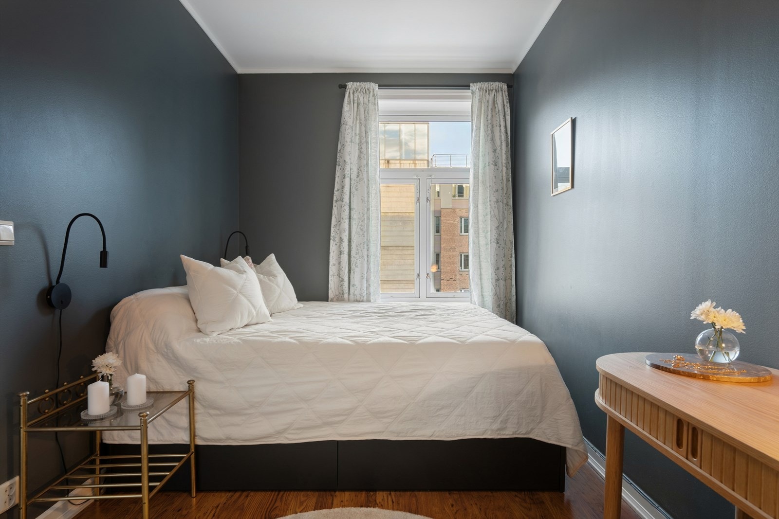 Naturlig plass til stor dobbeltseng. Vindu med godt naturlig innsyn gjør rommet svært behagelig. Galleribilde