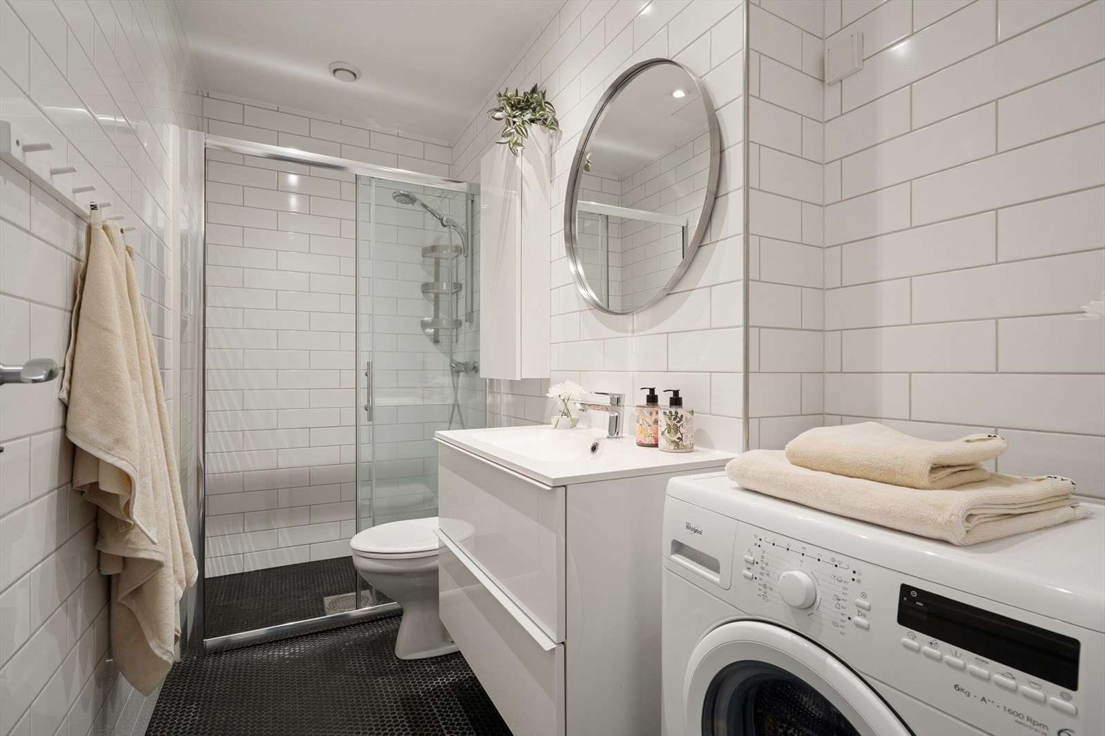 Fint flislagt bad med plass til alt du måtte trenge i hverdagen! Galleribilde