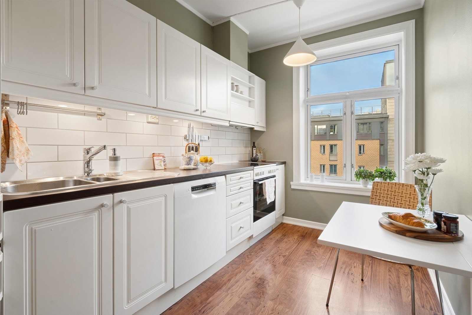 Separat kjøkken med spiseplass Galleribilde