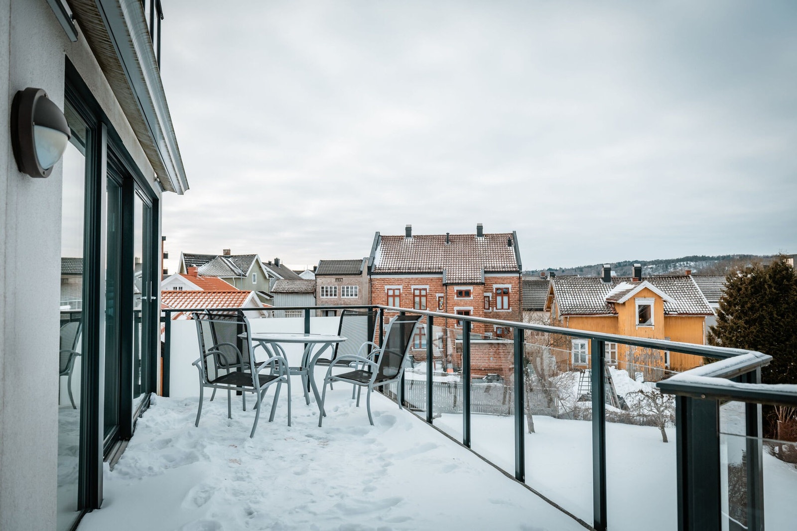 God plass til sittegruppe og grill med mer. Hyggelig utsyn kan man også regne med på denne deilige uteplassen. Elektrisk markise. Galleribilde