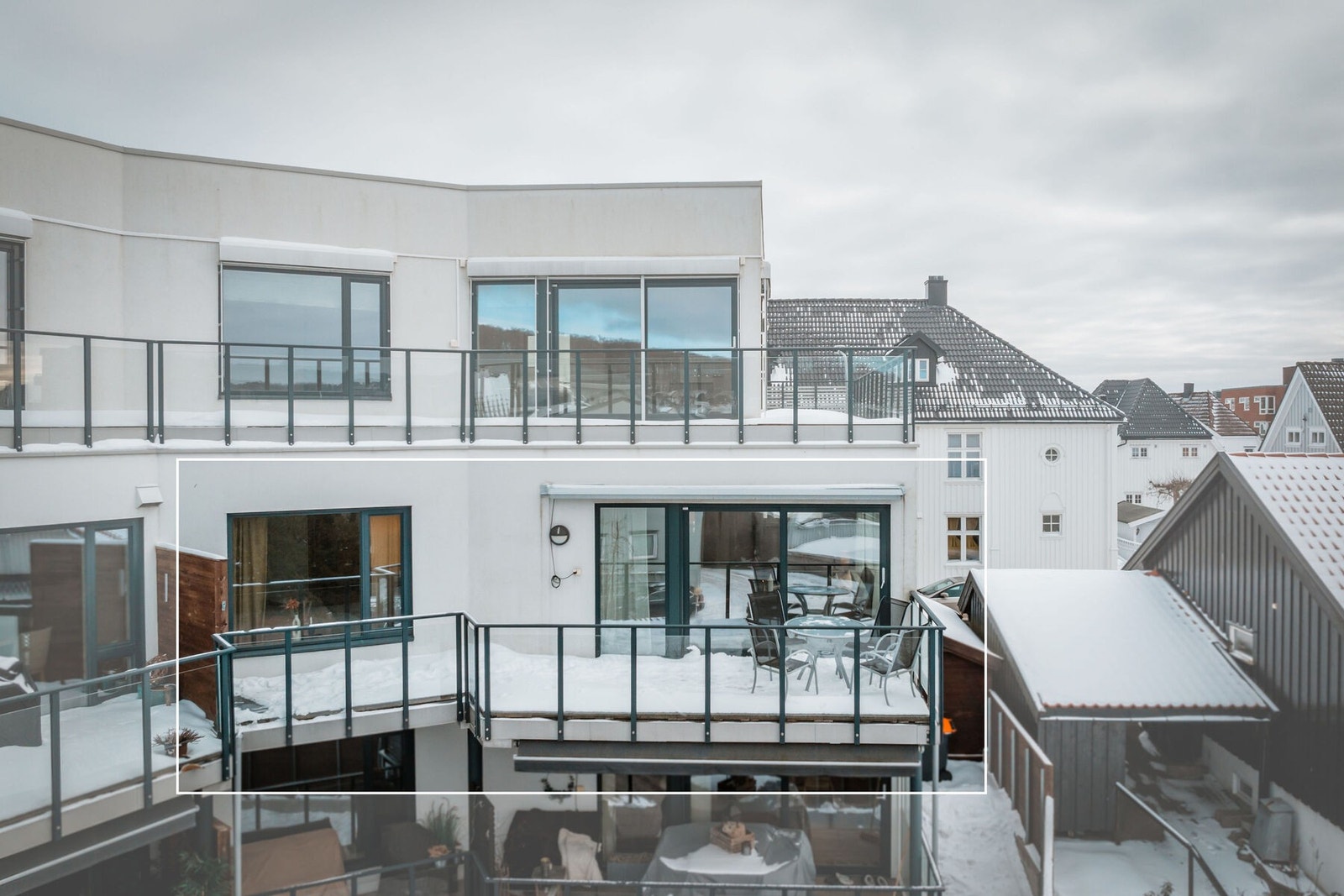 Deilig uteplass med flotte solforhold mot vest. Balkongen er 17 kvm. Galleribilde