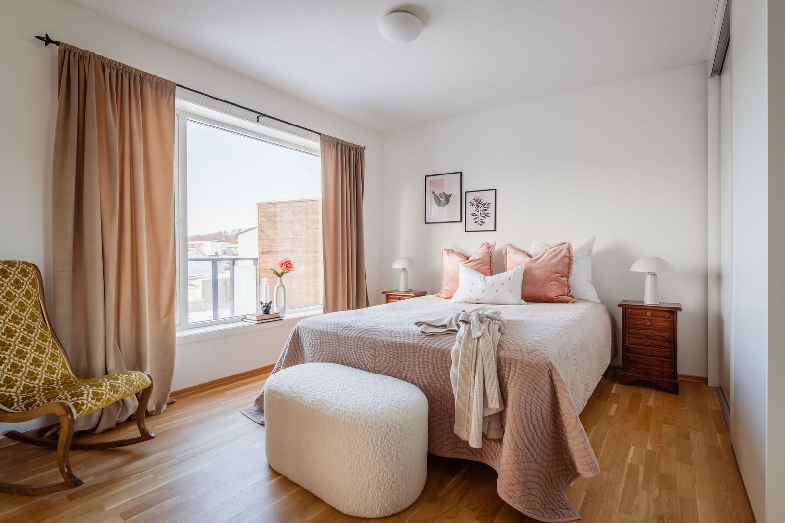 Stort og deilig hovedsoverom med god plass til dobbeltseng. Praktisk skyvedørsgarderobe. Galleribilde