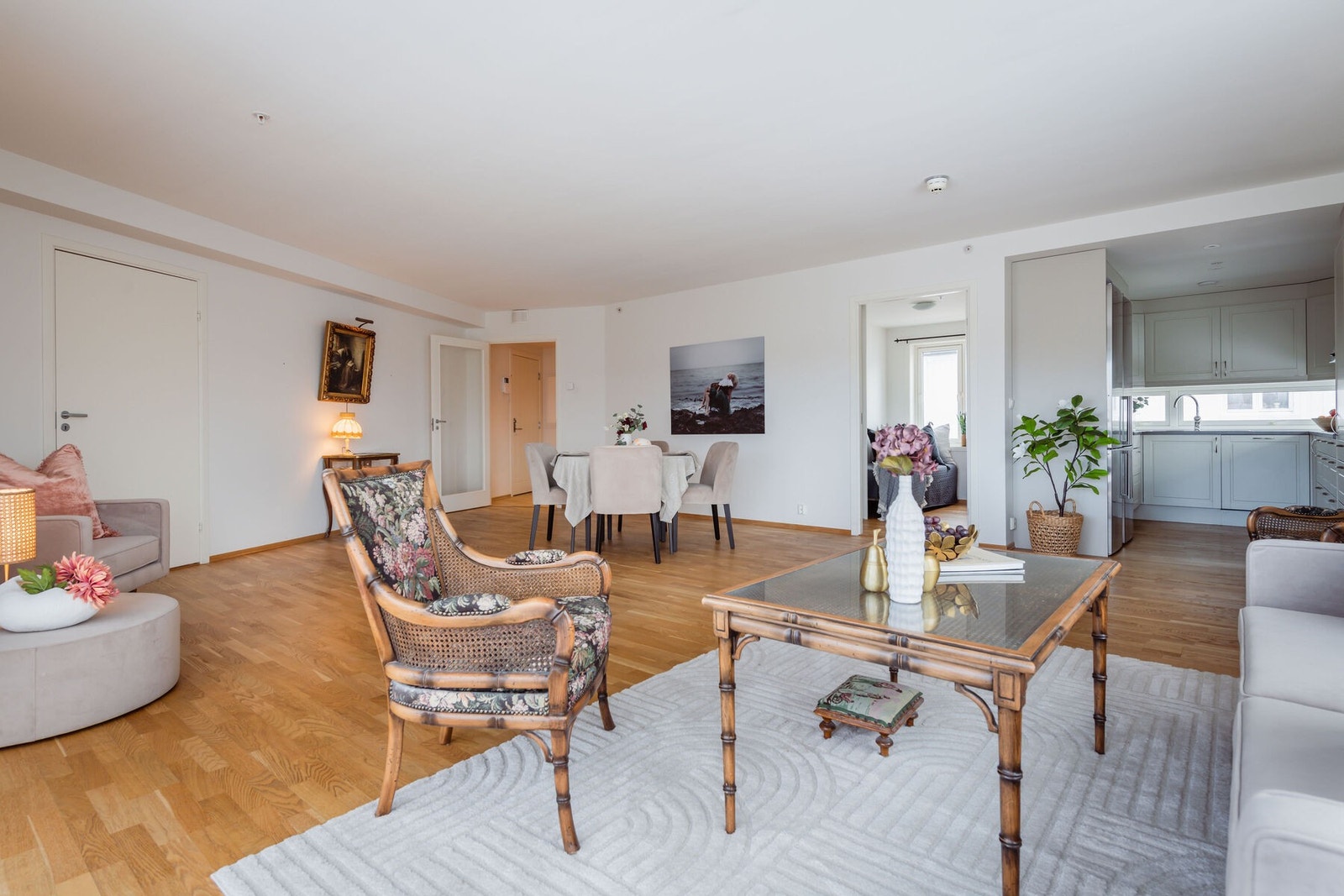 Stuen har god plass til møblering. Man kan ha spisesone, tv-sone og sone for godstolene uten at det vil oppleves som trangt. Galleribilde