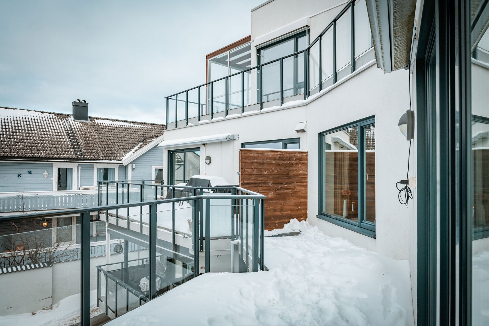 På balkongen kan man nyte de gode solforholdene til langt ut på kveld. Galleribilde