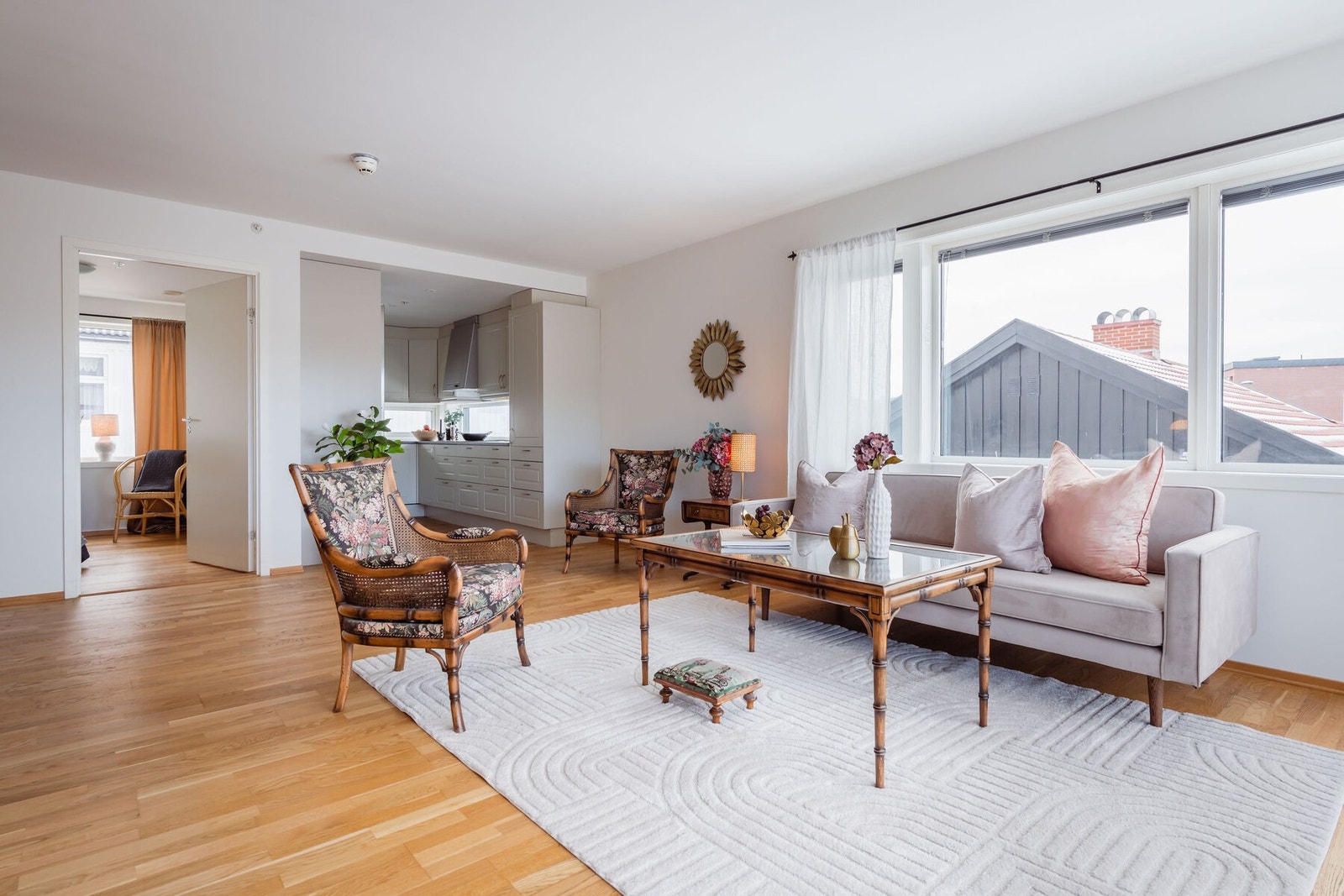 Stue med gode lysforhold. Galleribilde