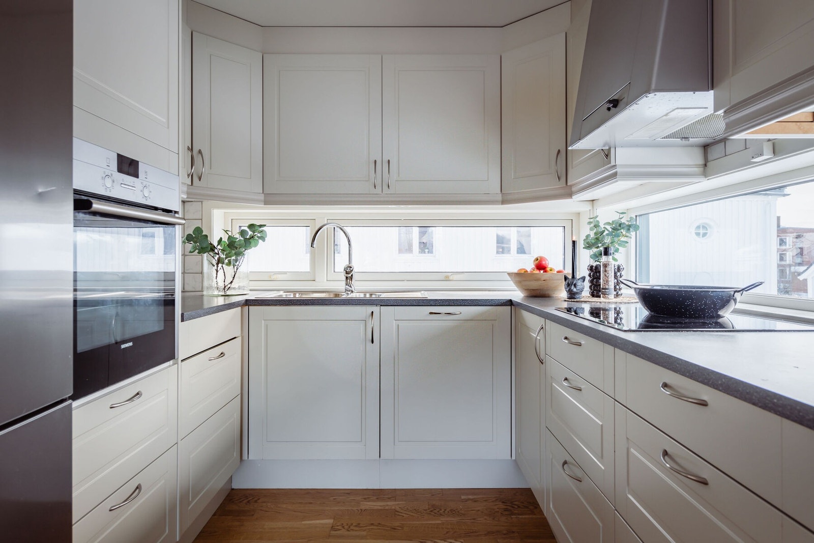 Alle hvitevarene på kjøkkenet blir stående. Galleribilde