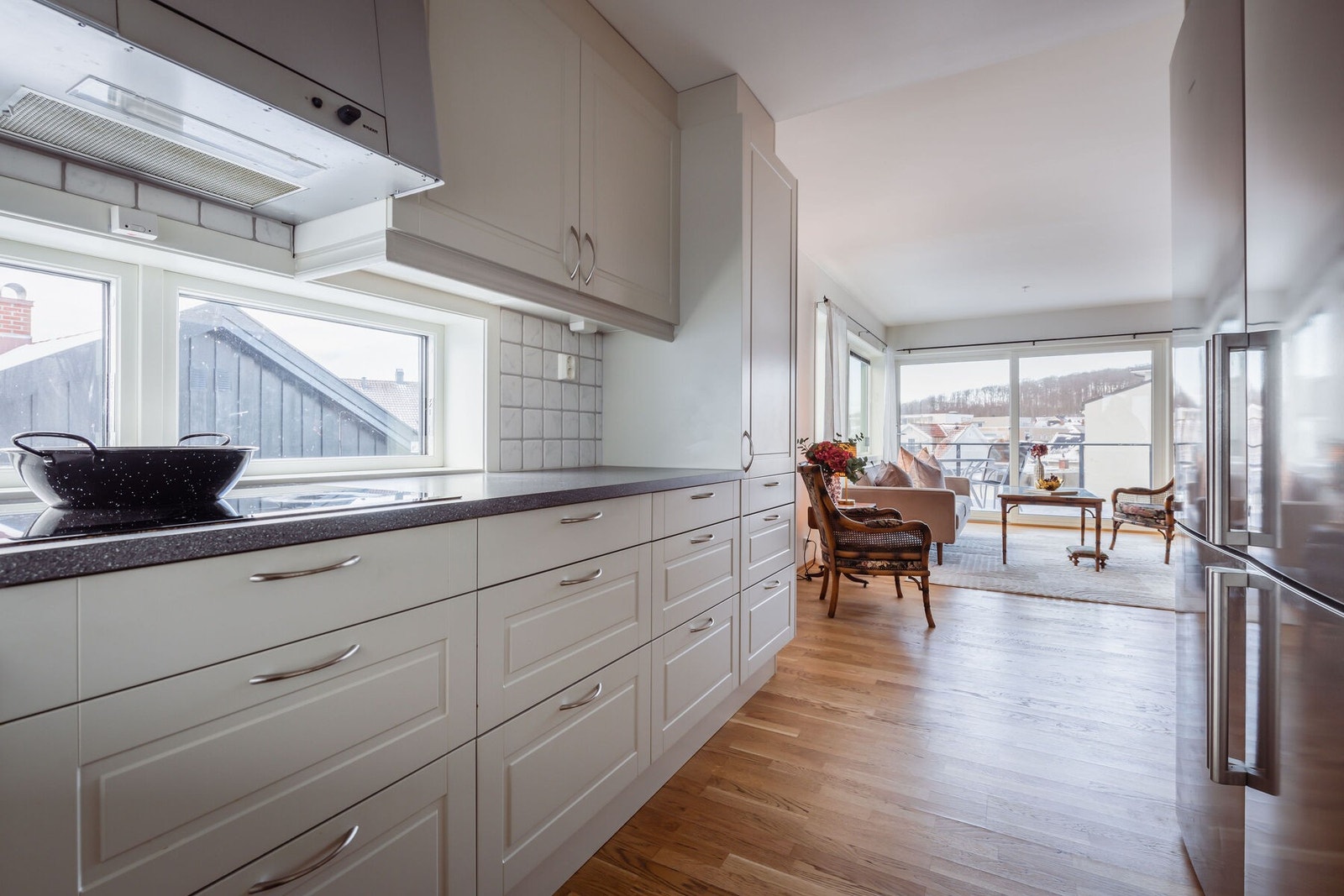 Kjøkken ligger med delvis åpen løsning mot stuen. Galleribilde