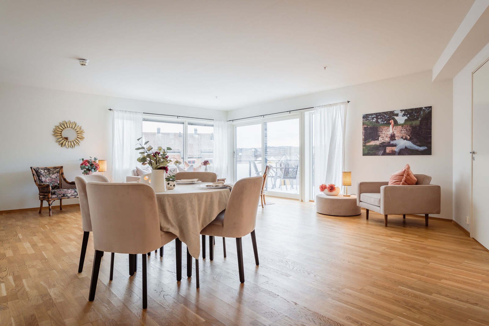 Denne stuen er lys og deilig. Man har følelsen av luftige omgivelser og man kan følge med på deler av Bøkeskogen fra stuen. Galleribilde