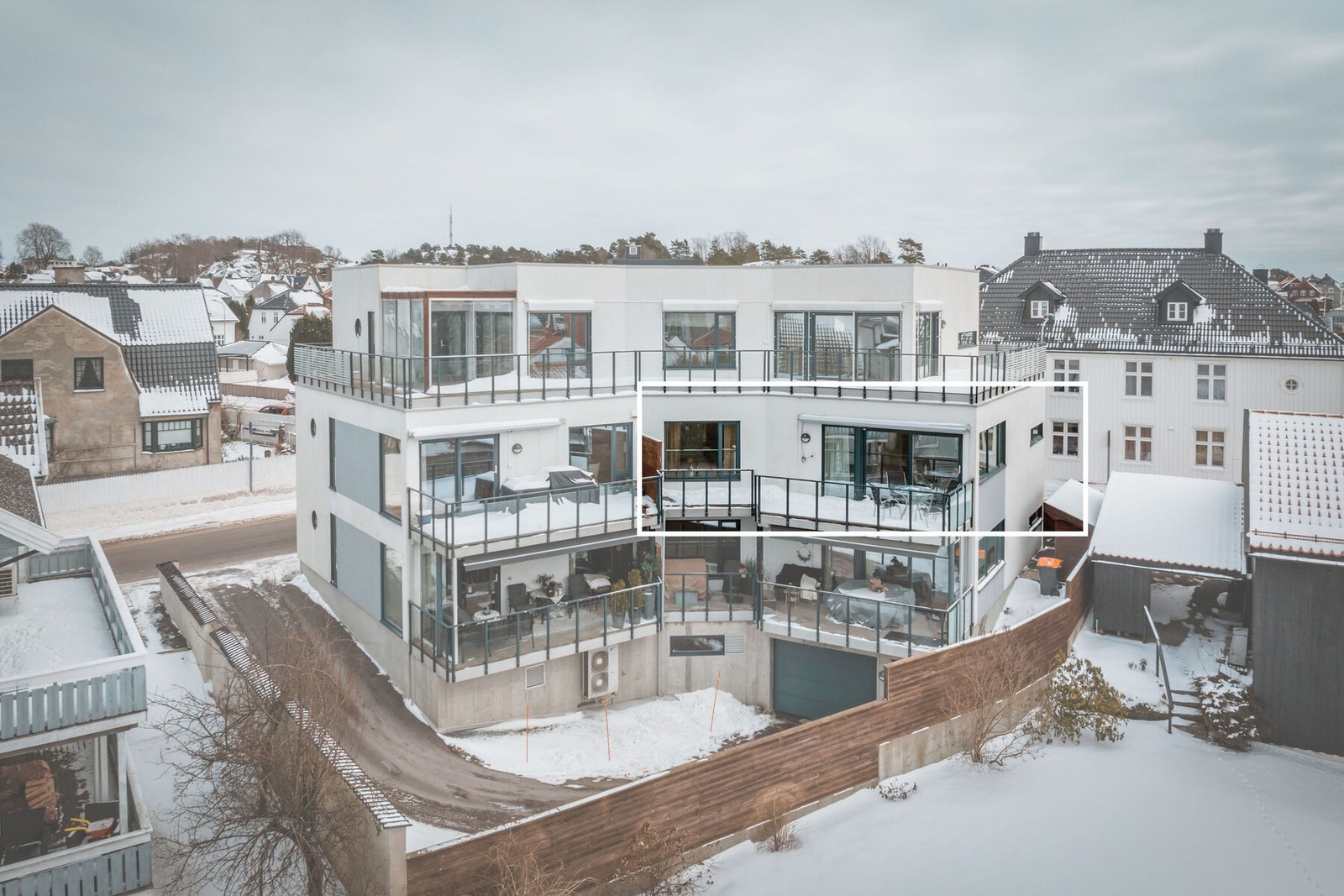 Fasaden er funkis inspirert og stilig. Her kan vi også se innkjøring til garasjen. Galleribilde