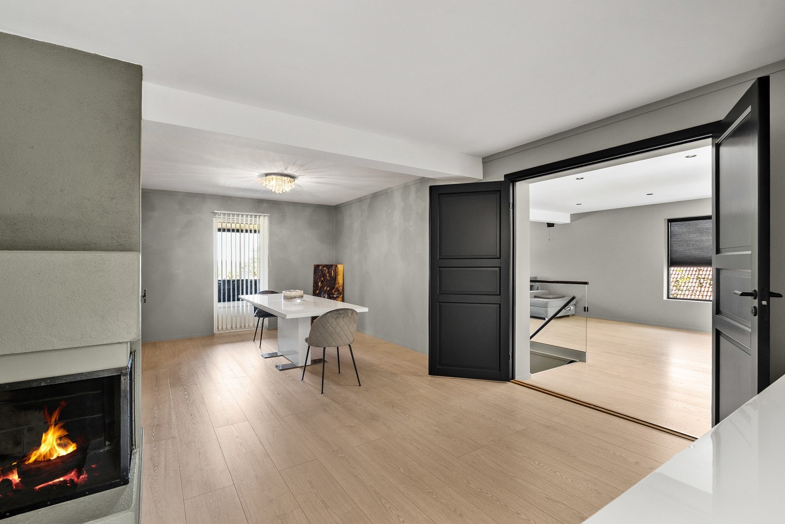 Lun spisestue med peis og god plass til langbord. Rommet har en naturlig overgang fra kjøkkenet og stuen. Godkjent som soverom iht byggetegninger. Galleribilde