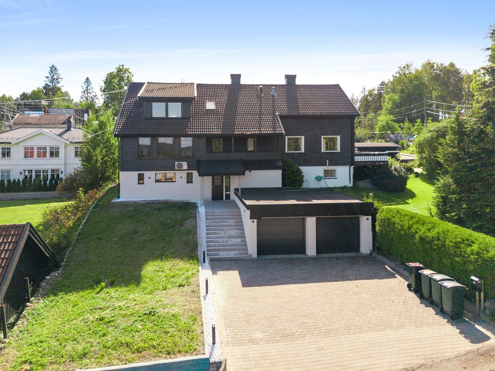 Lekker enebolig med dobbelgarasje og stenbelagt gårdsplass. Galleribilde