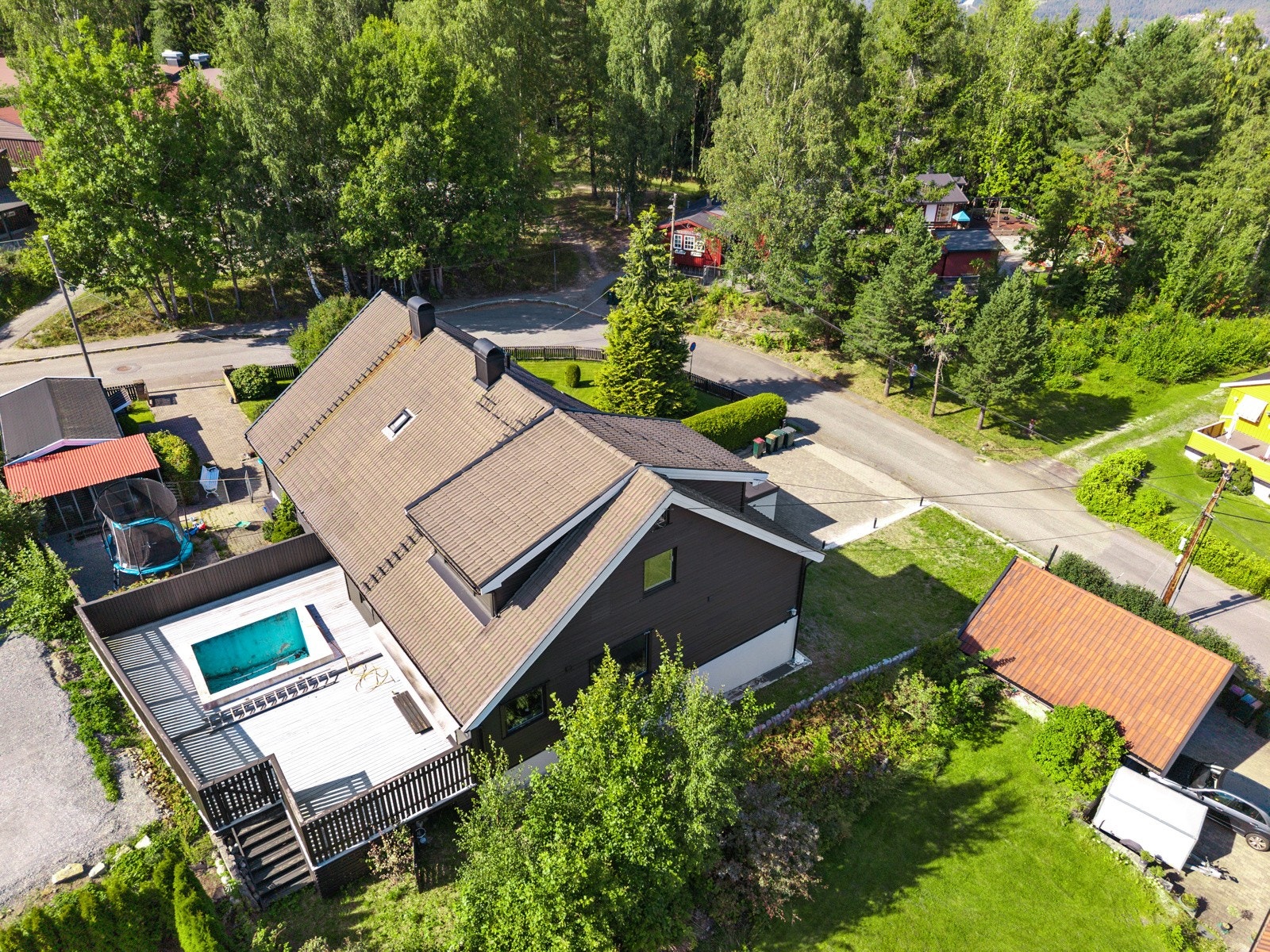 Attraktiv eiendom på Hallermoen med solrik beliggenhet, romslig terrasse og basseng (bassenget trenger en oppfriskning). Galleribilde
