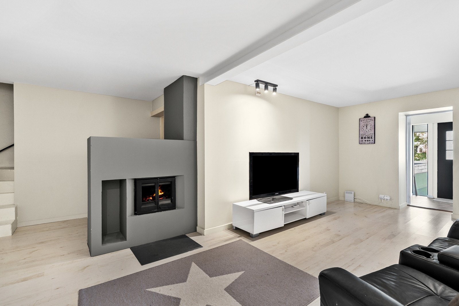 Kjellerrom med peisovn som gir både varme og en hyggelig atmosfære. Et perfekt rom for koselige kvelder, tv-titting eller som ungdoms-/lekerom. Galleribilde