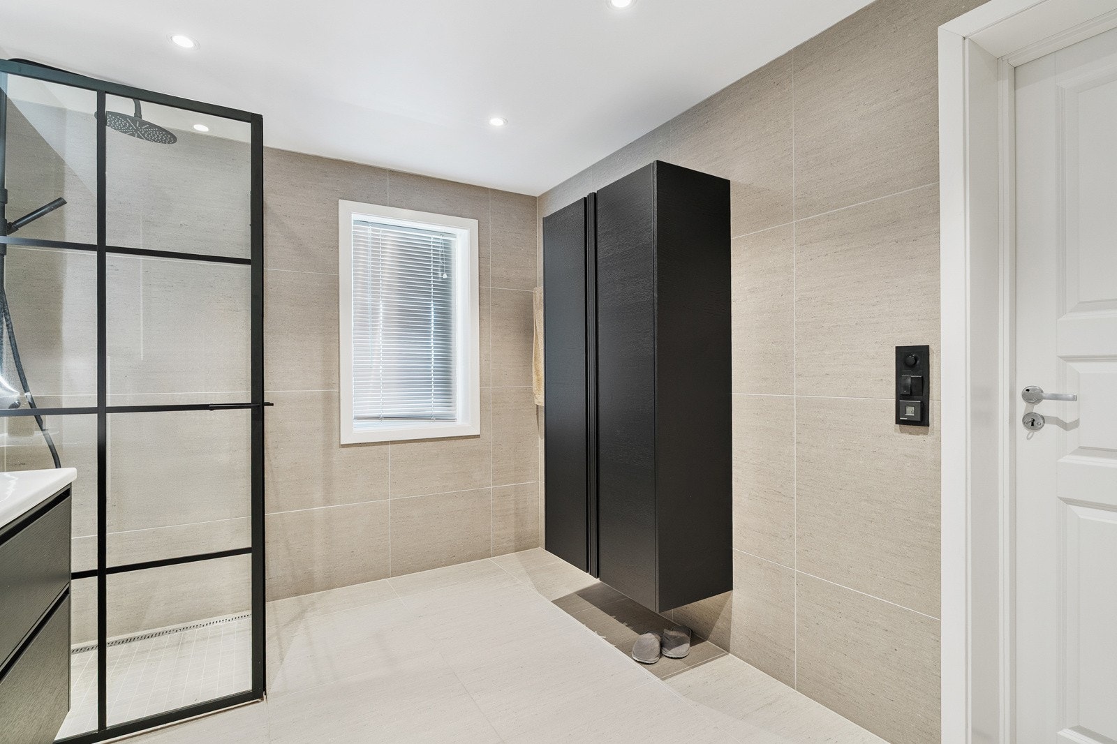 Romslig og funksjonelt bad med moderne løsninger. God plass til daglig bruk, praktisk oppbevaring og tidløst design som passer både familier og par. Galleribilde