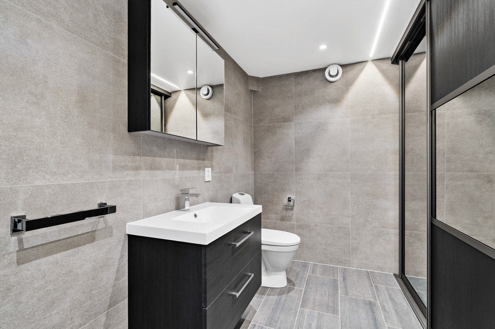 Lekkert og moderne vaskerom fra 2022 i underetasjen med flislagte overflater, stilfull innredning og praktiske løsninger. Galleribilde